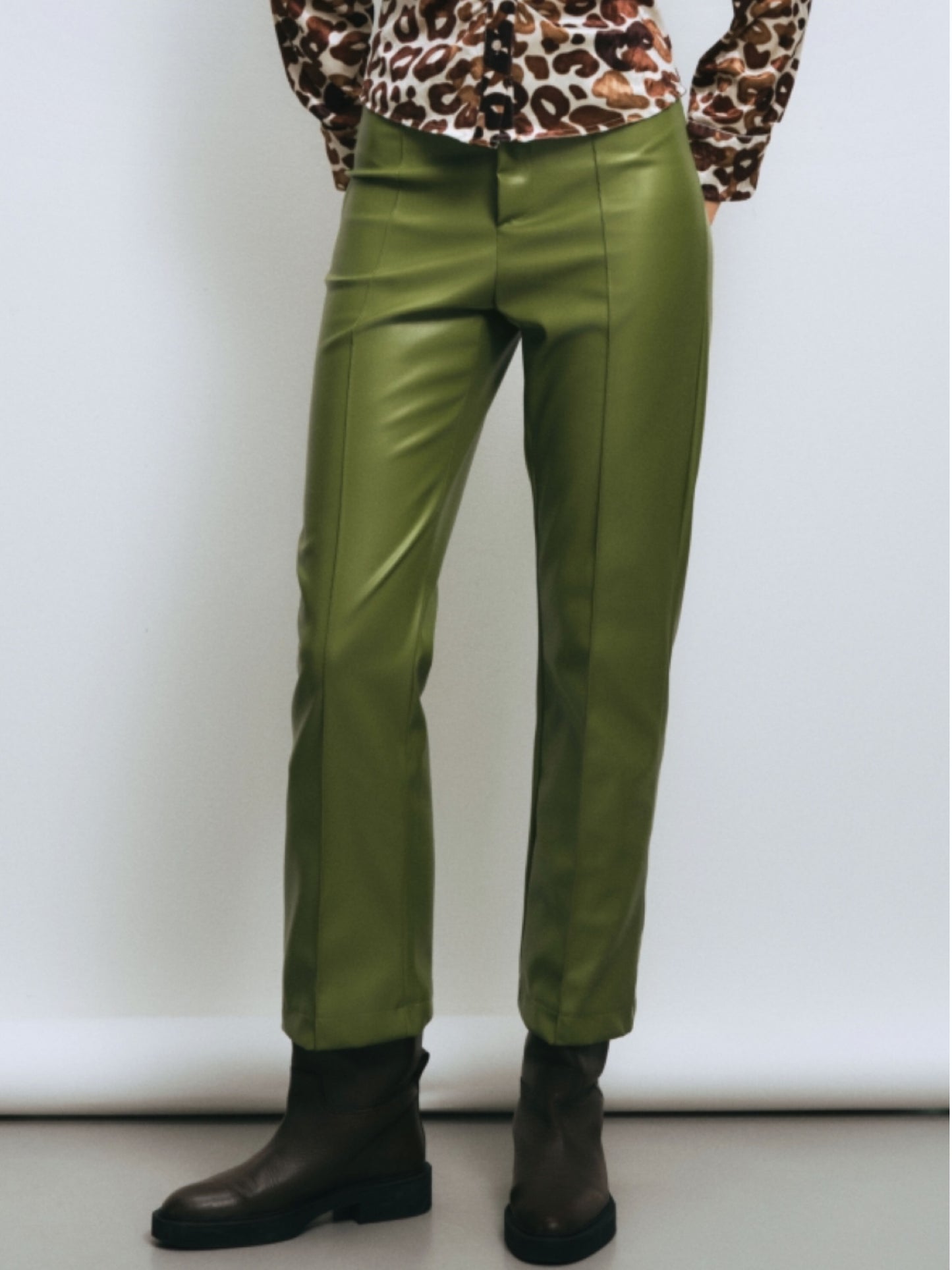 Pantalón ef. piel costura