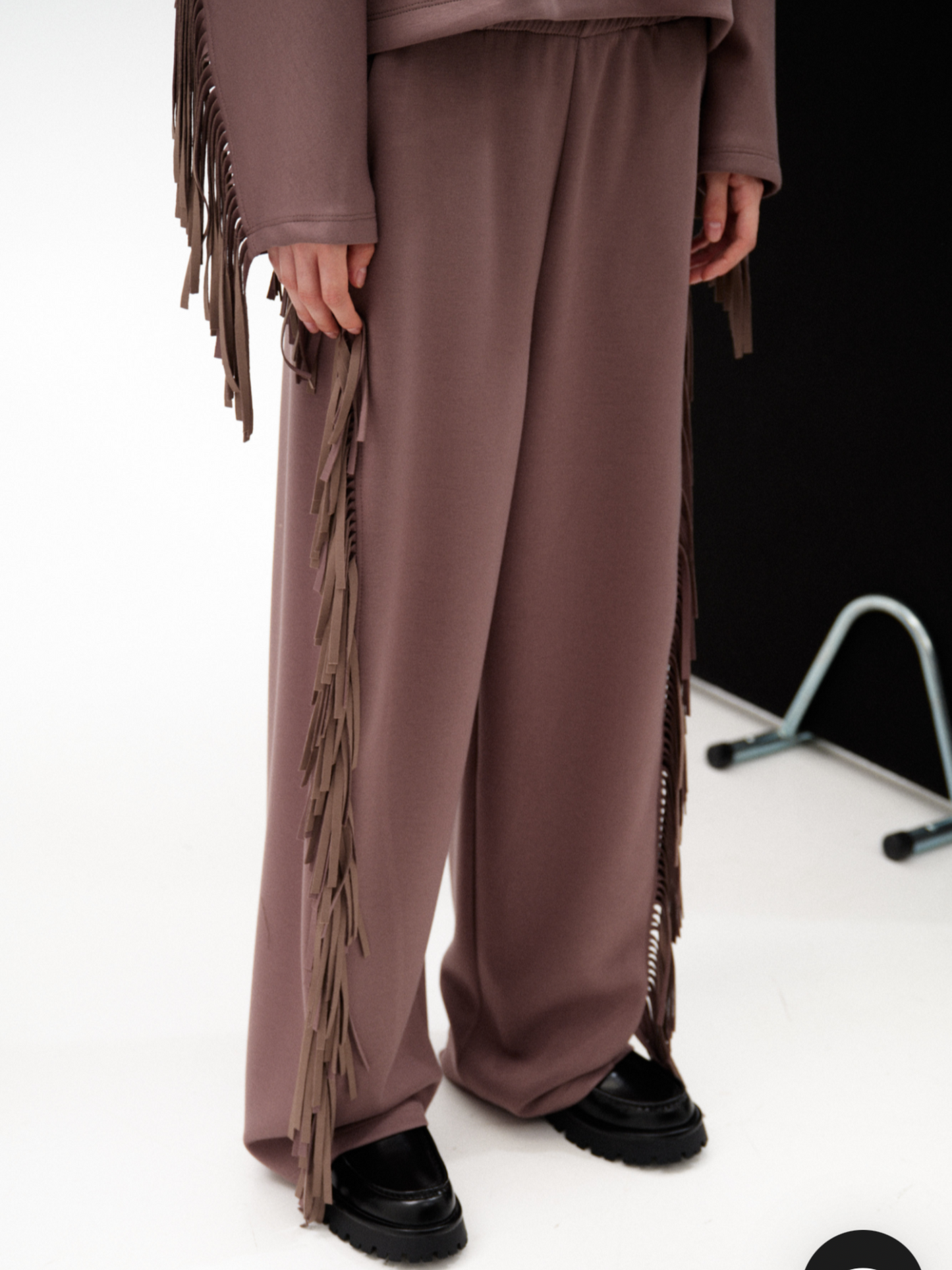 Pantalón sporty flecos