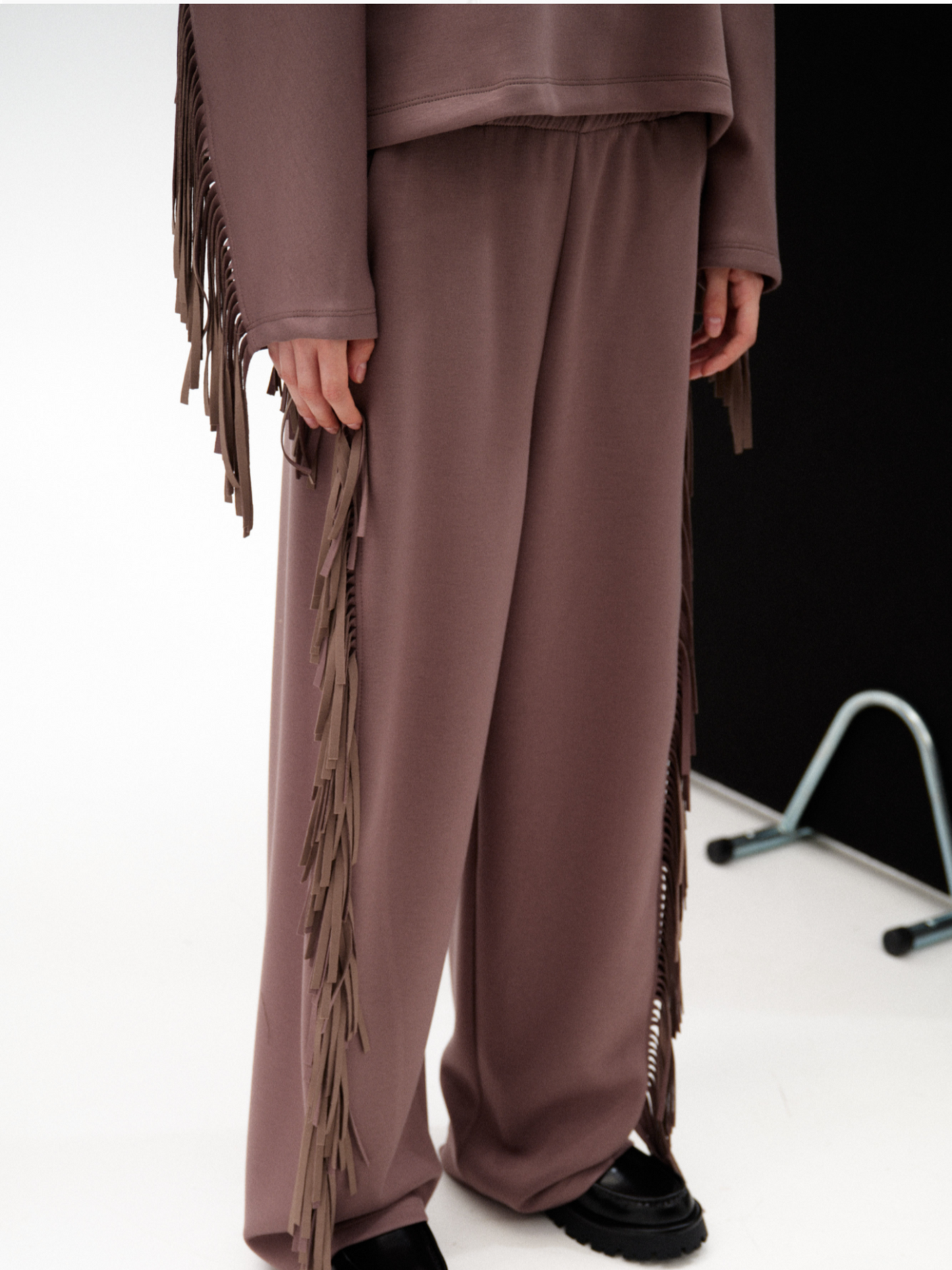 Pantalón sporty flecos