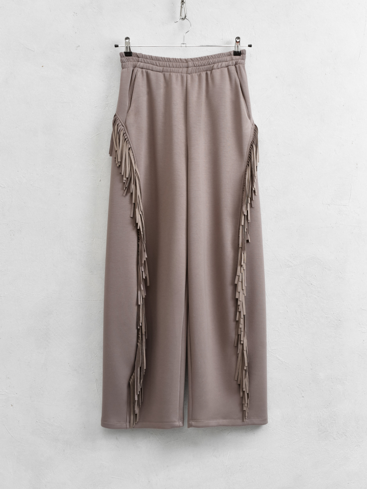 Pantalón sporty flecos