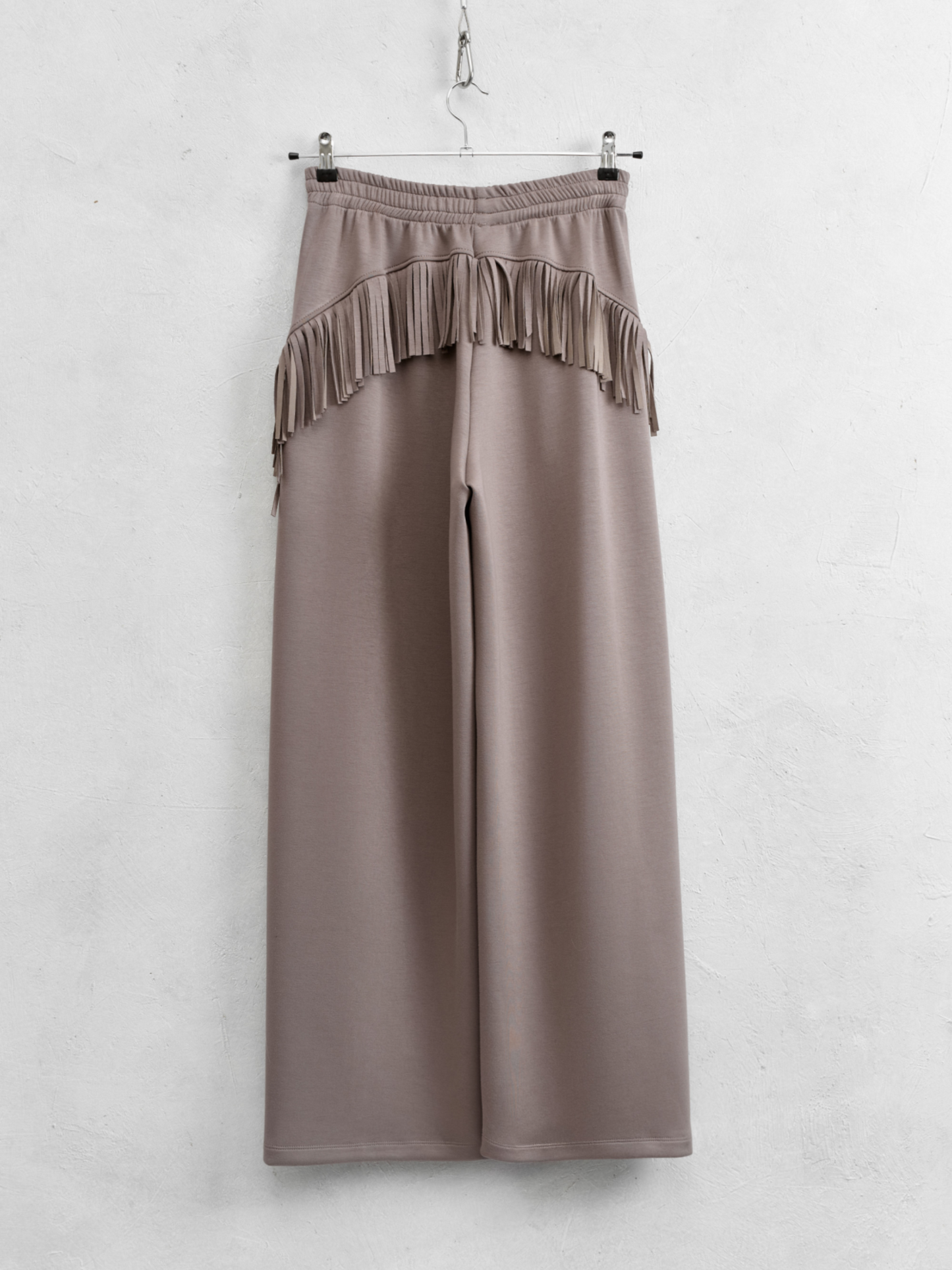 Pantalón sporty flecos