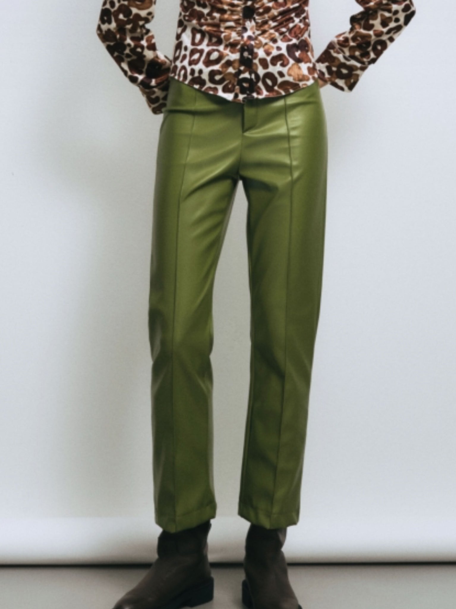 Pantalón ef. piel costura
